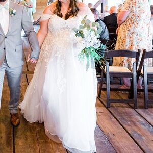 David’s Bridal Galina Signature Wedding Dress SWG834